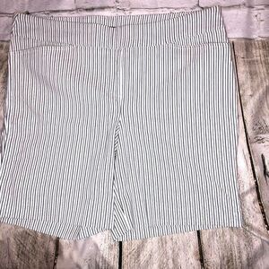 Hillary Radley Pull 0n Shorts | White Gray Stripes | Women's XXL